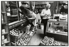 108022 Interieur van de aardappel- en groentehandel J. Toonen (Gildstraat 138) te Utrecht, tijdens het schoonmaken van ...